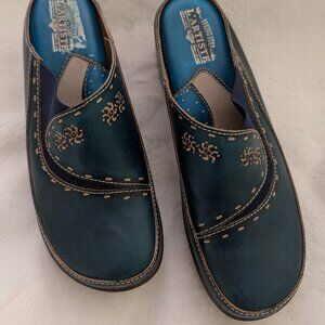 NEW L ' ARTISTE CHINO CLOGS - SZ 42 / 10-10.5 - NAVY / DARK TEAL